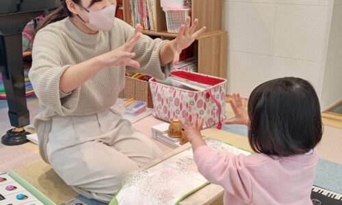 ３歳ピアノレッスンの様子！年少さん