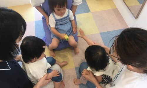 人見知りの赤ちゃんでも笑顔いっぱい親子リトミック！
