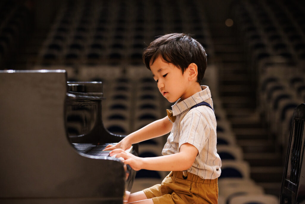 ピアノを弾く男の子