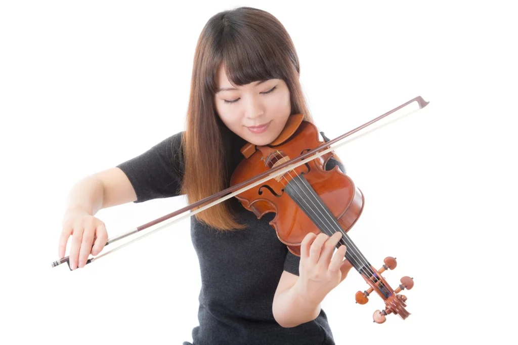 バイオリンを弾く髪の長い女性